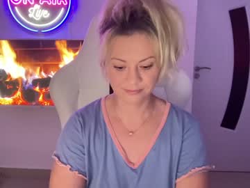 hardcore cam girl kiradivine image #1941016